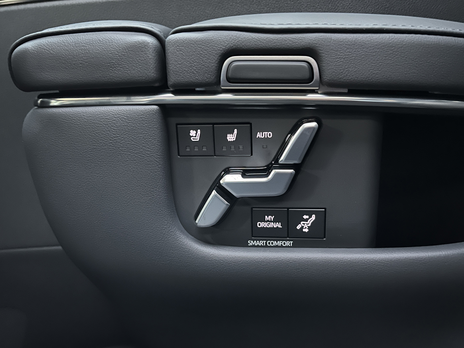 ALPHARD HEV Executive Loungeリッチライン