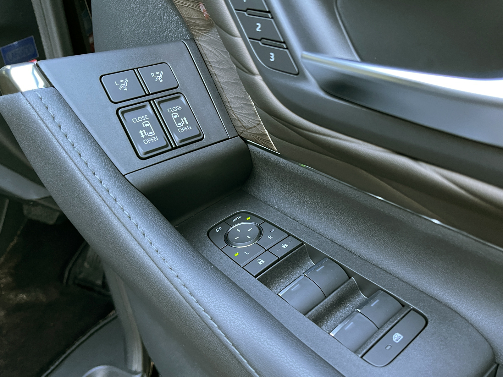 ALPHARD HEV Executive Loungeリッチライン