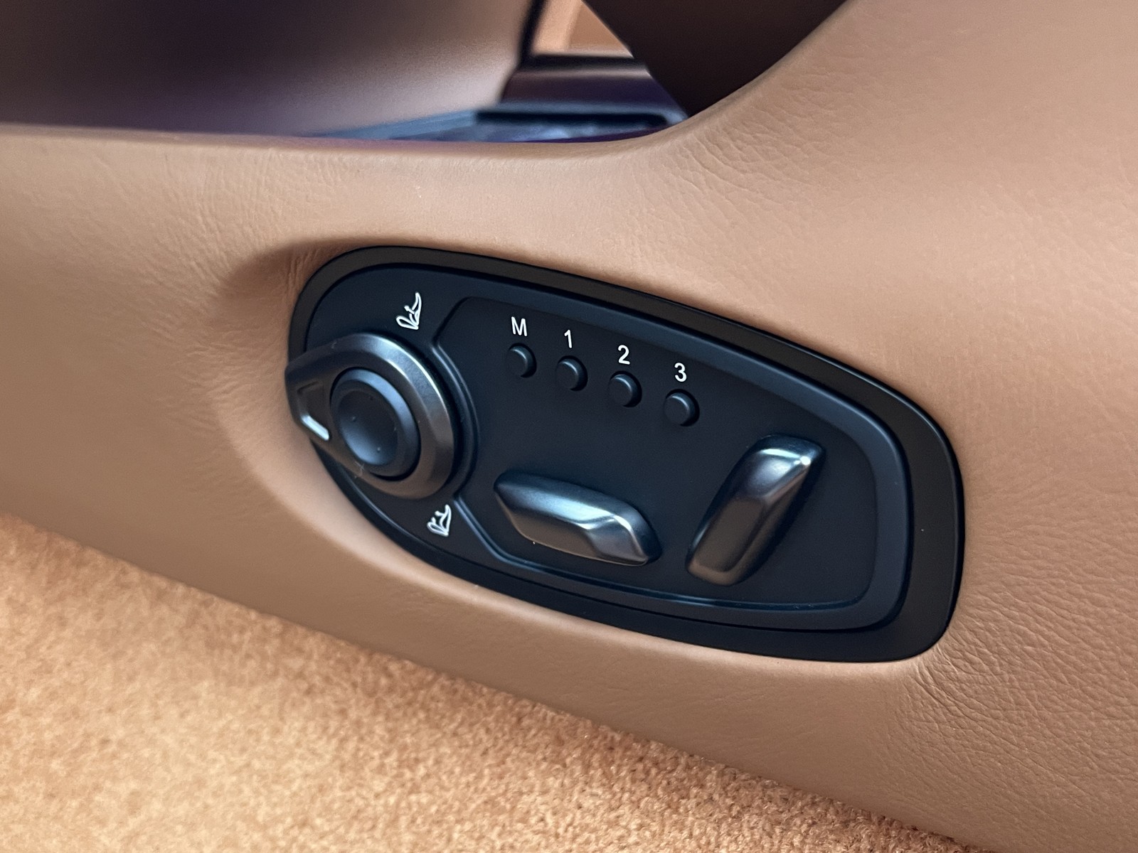 DB12 Volanteリッチライン